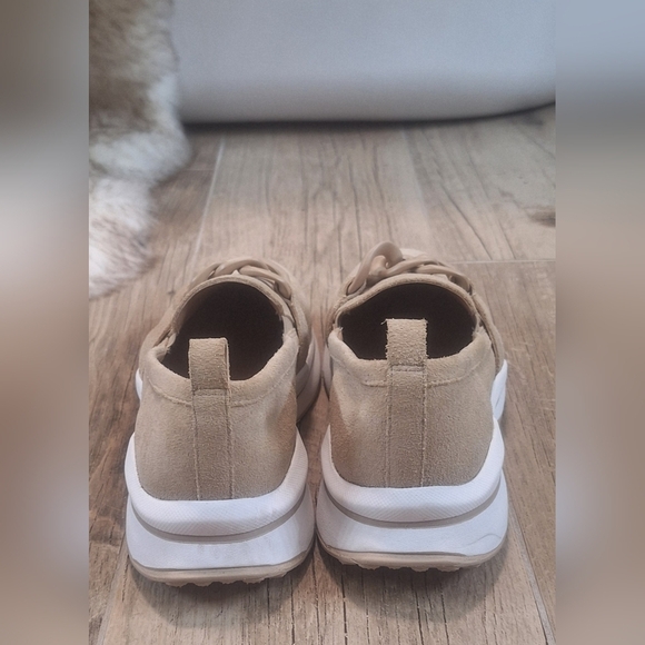 NWOB Blondo Melody Waterproof Tan &White Slip-On Sneakers with Chunky Sole Sz 11 - Picture 6 of 9